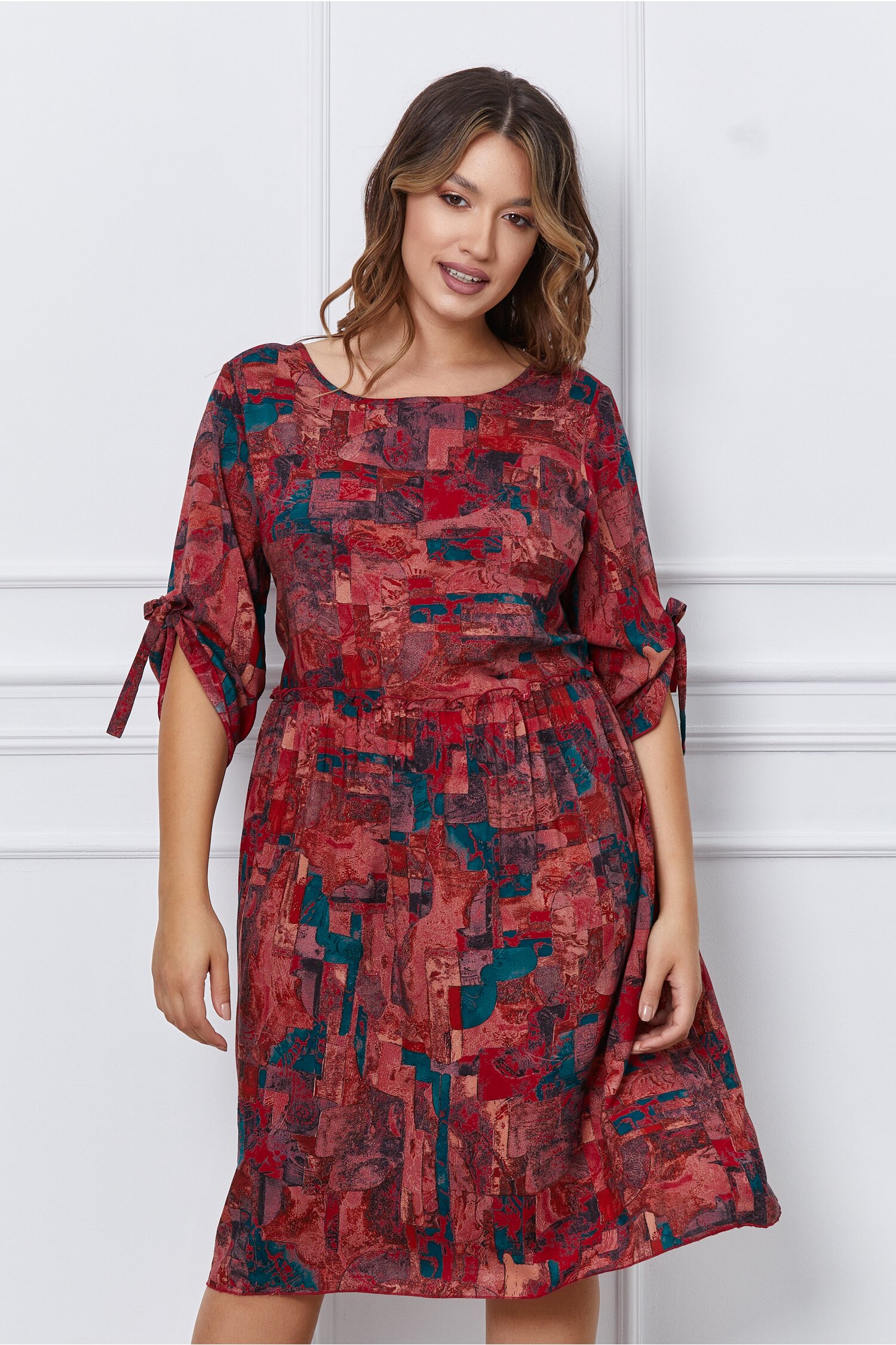 Rochie Loredana bordo cu imprimeu si incretitura in talie