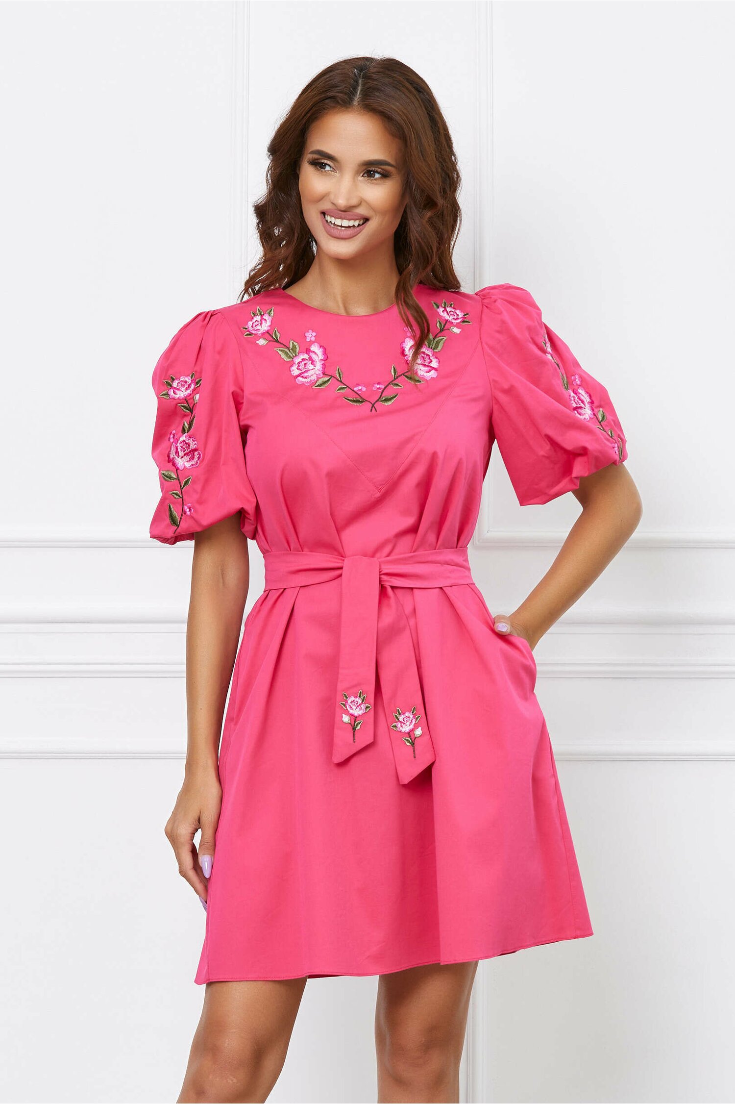 Rochie fucsia cu broderie la bust