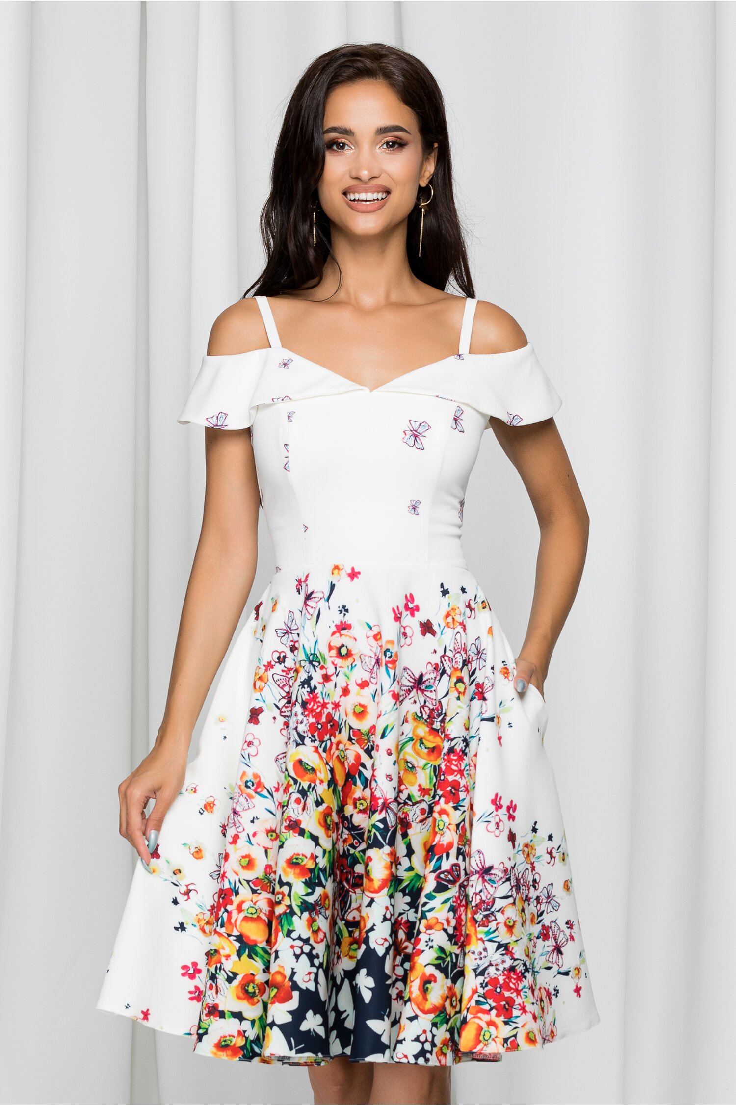 Rochie MBG alba cu imprimeu floral multicolor si fluturi pe fusta dyfashion.ro