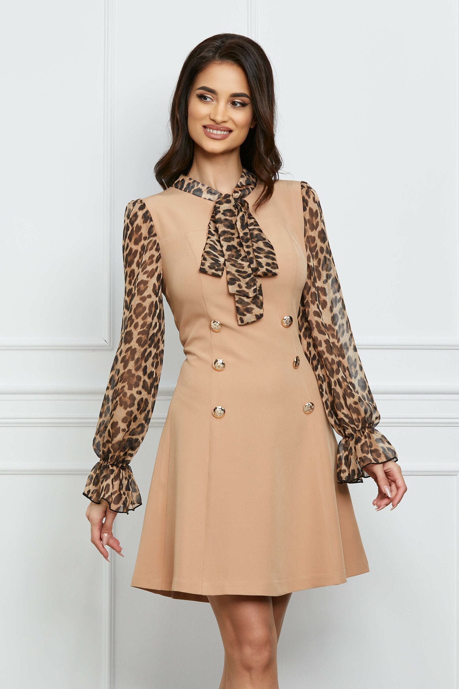 Rochie bej cu animal print pe maneci si nasturi - Rochii-Dama.ro