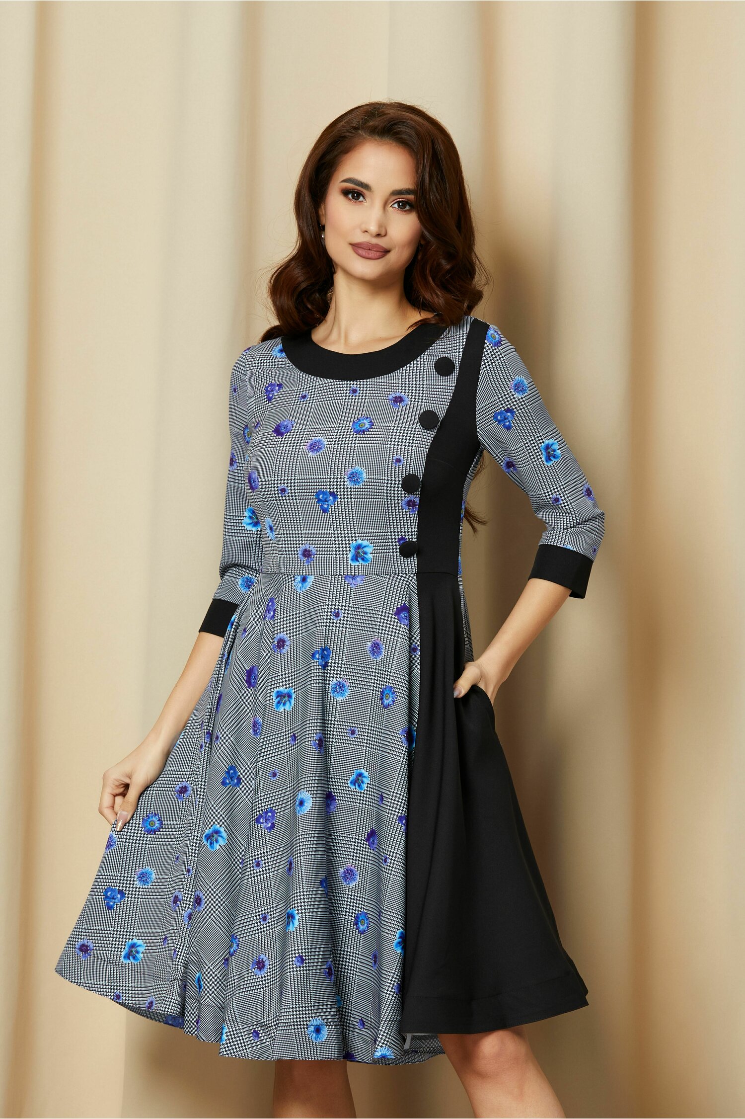 Rochie MBG gri in carouri cu flori albastre