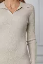 Rochie Mirabela bej din tricot reiat cu guler ascutit