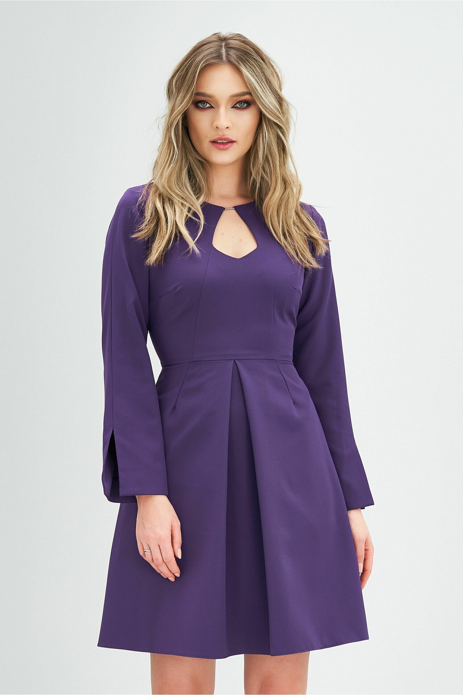 Rochie Moze mov cu decupaj la decolteu