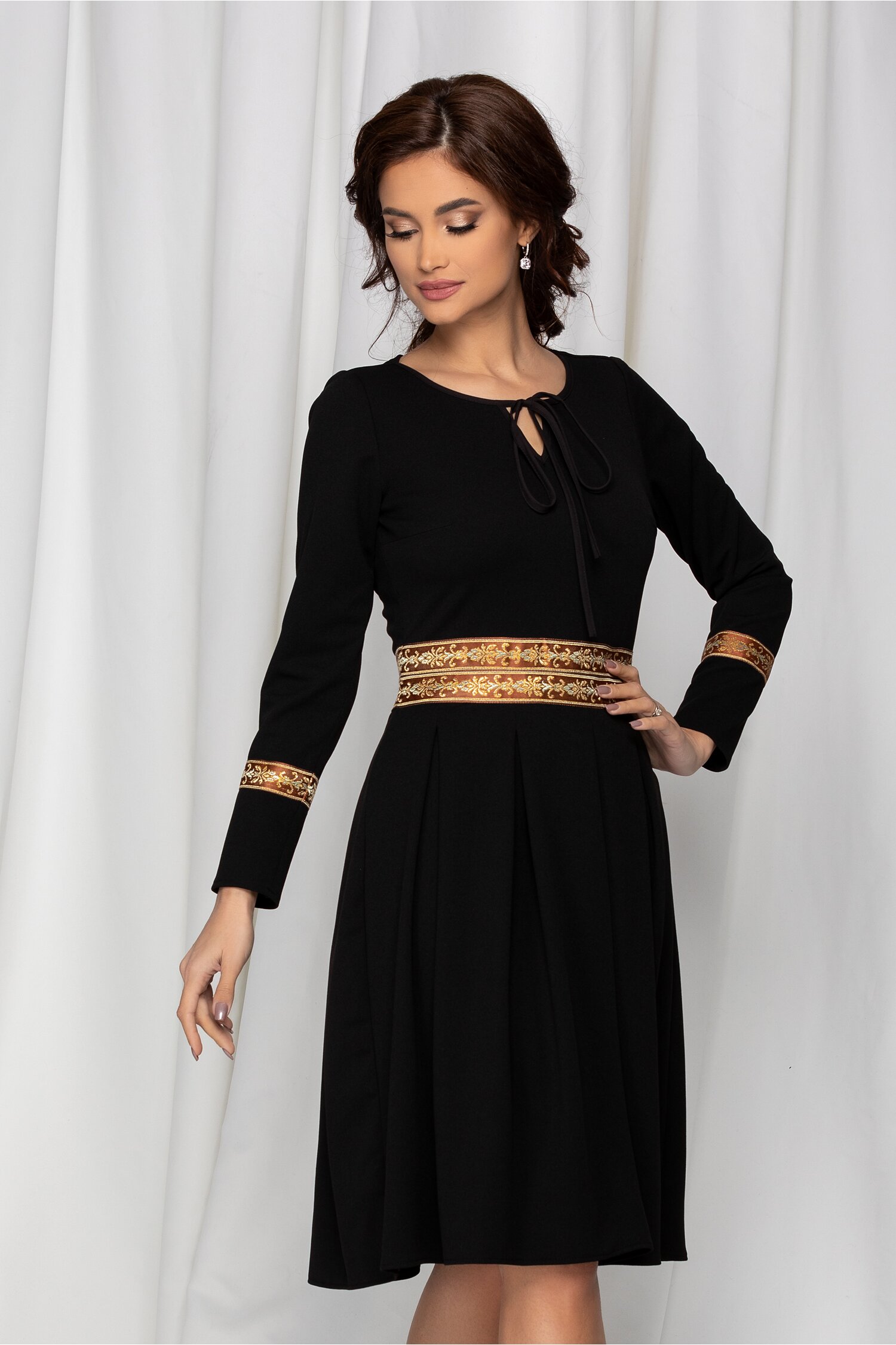 Rochie Moze neagra cu broderie maro