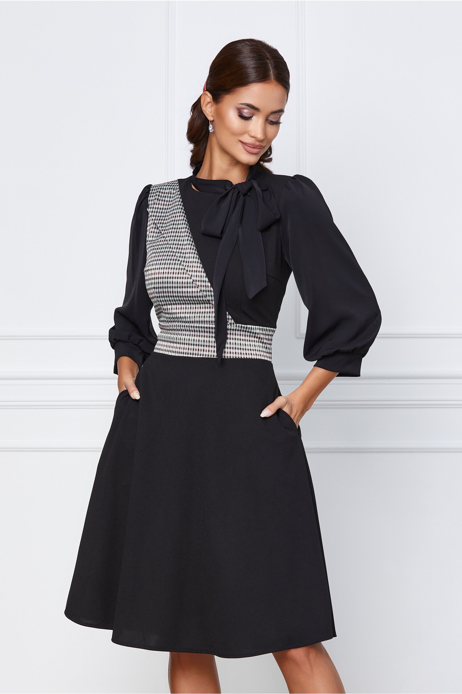 Rochie Moze neagra cu carouri la bust