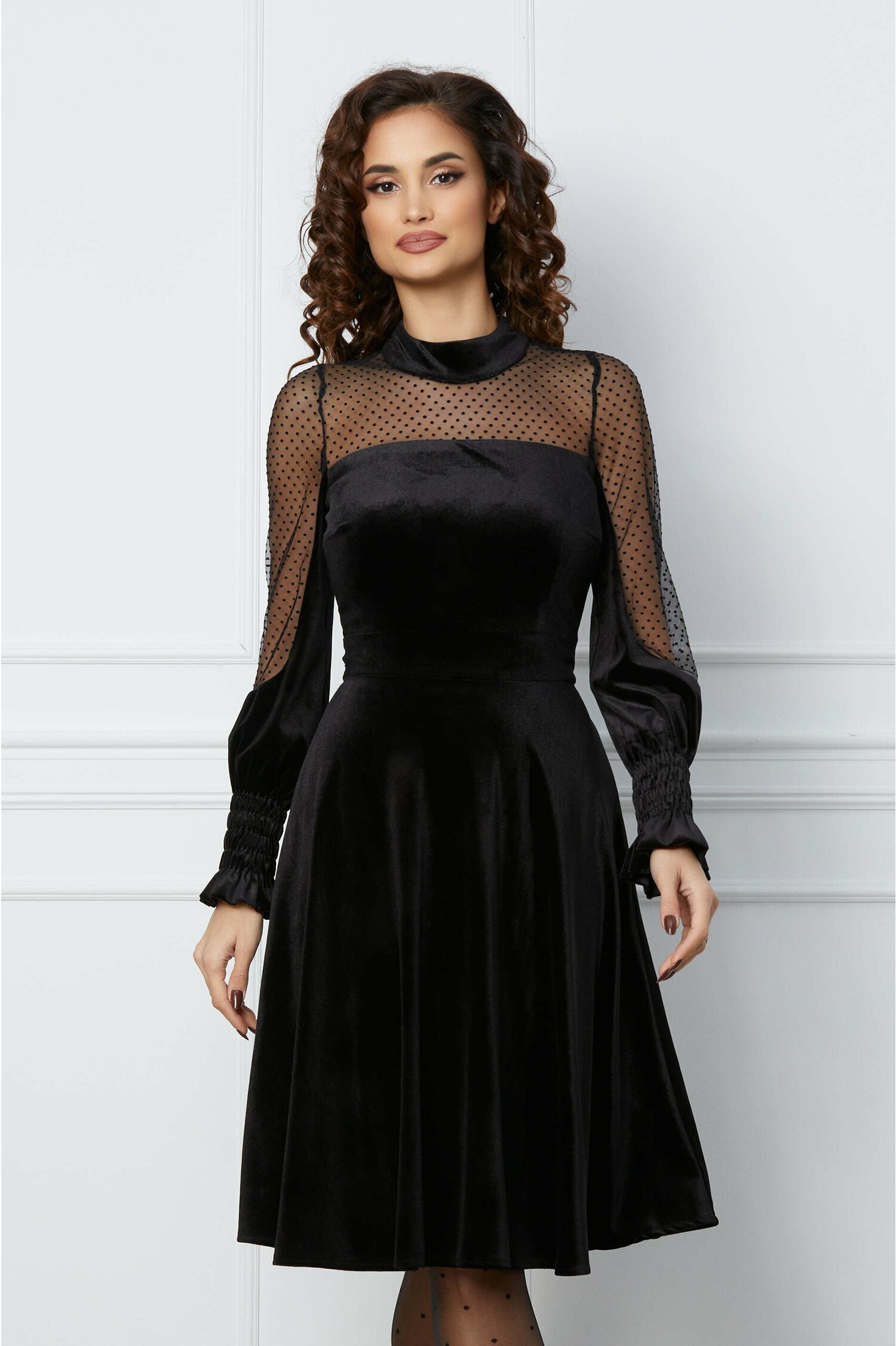 Rochie neagra din catifea cu tull si buline pe maneci - Rochii-Dama.ro