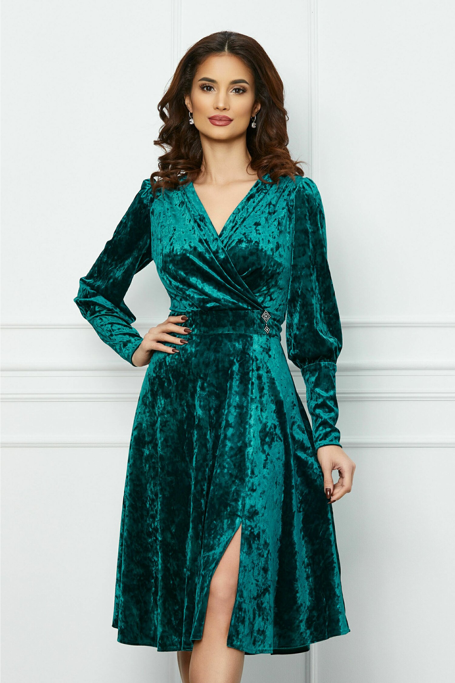 Rochie verde din catifea cu decolteu petrecut - Rochii-Dama.ro