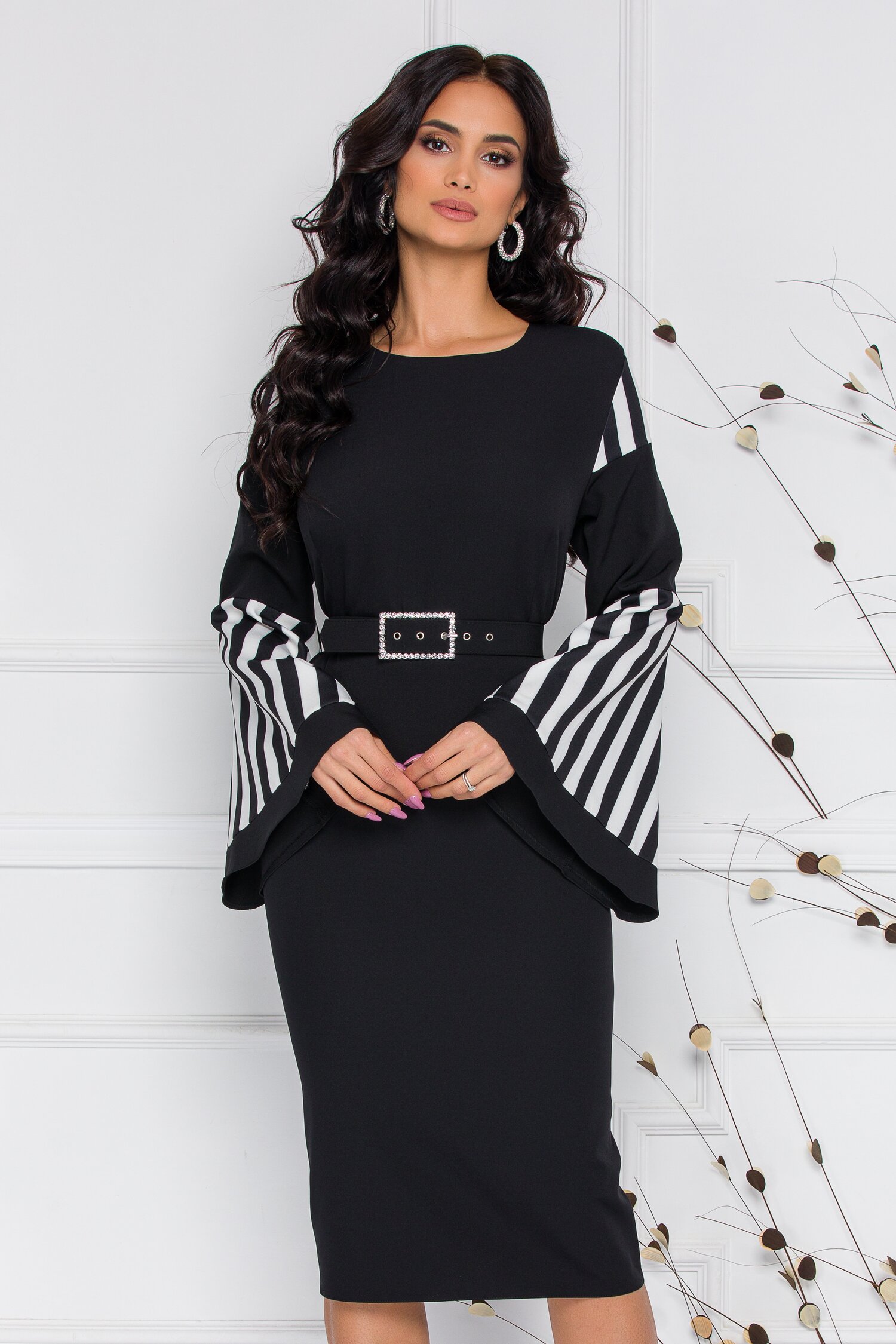 Rochie Myra neagra cu imprimeu in dungi si maneci cu baza clopot