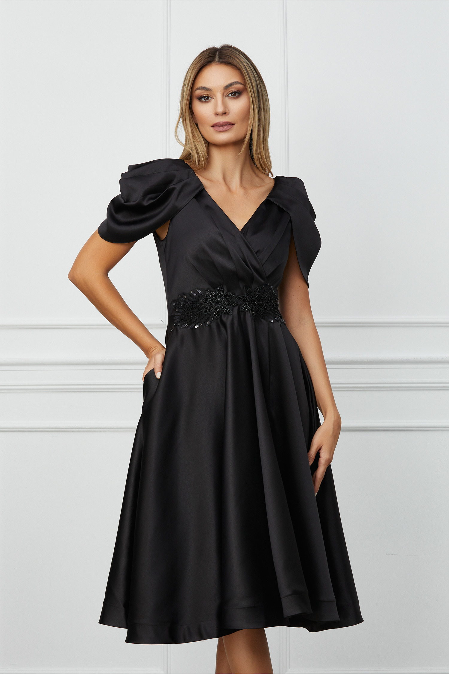 Rochie neagra cu umeri bufanti si broderie in talie