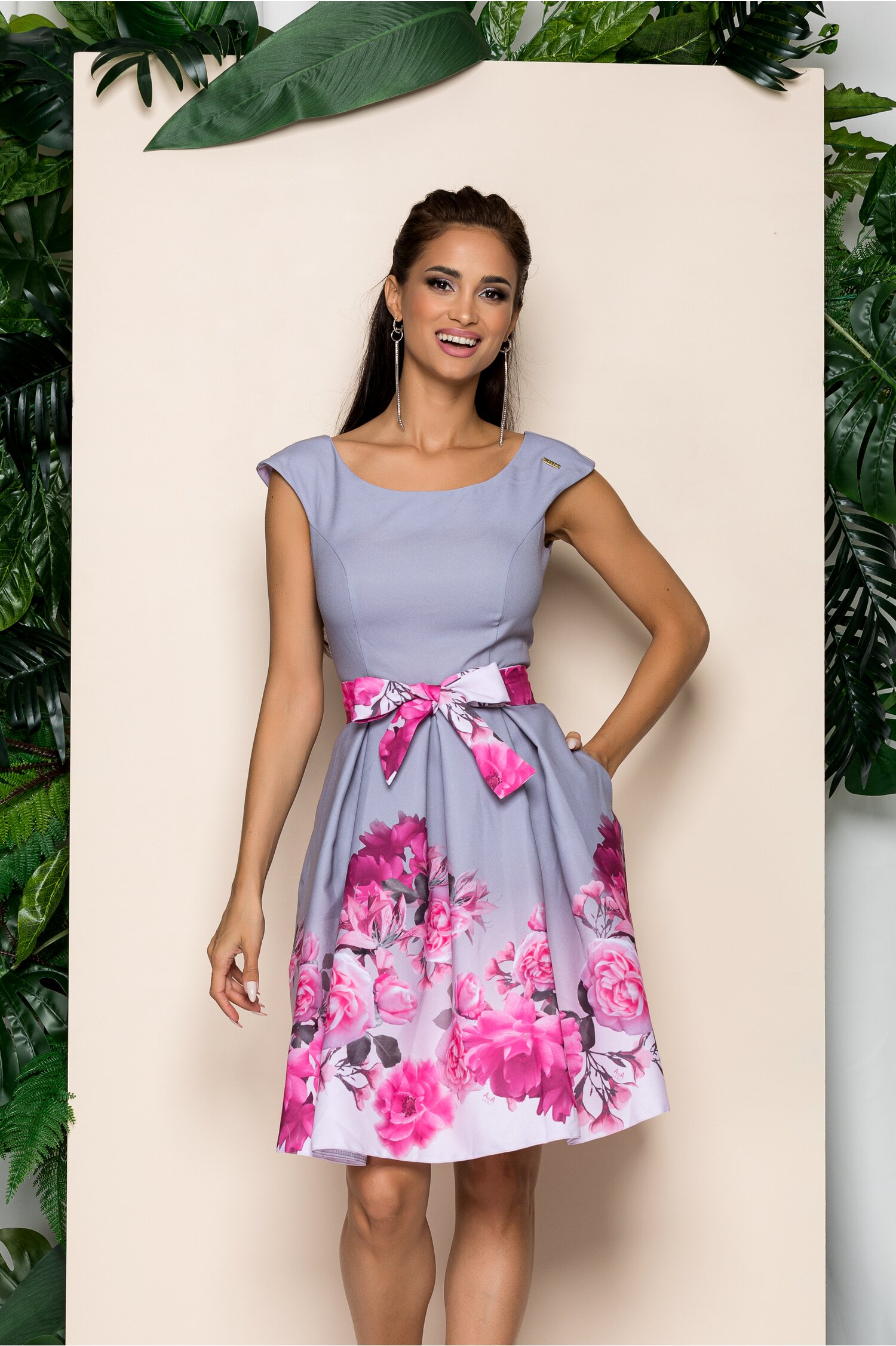 Rochie Raluca gri cu imprimeu floral pe fusta si cordon in talie