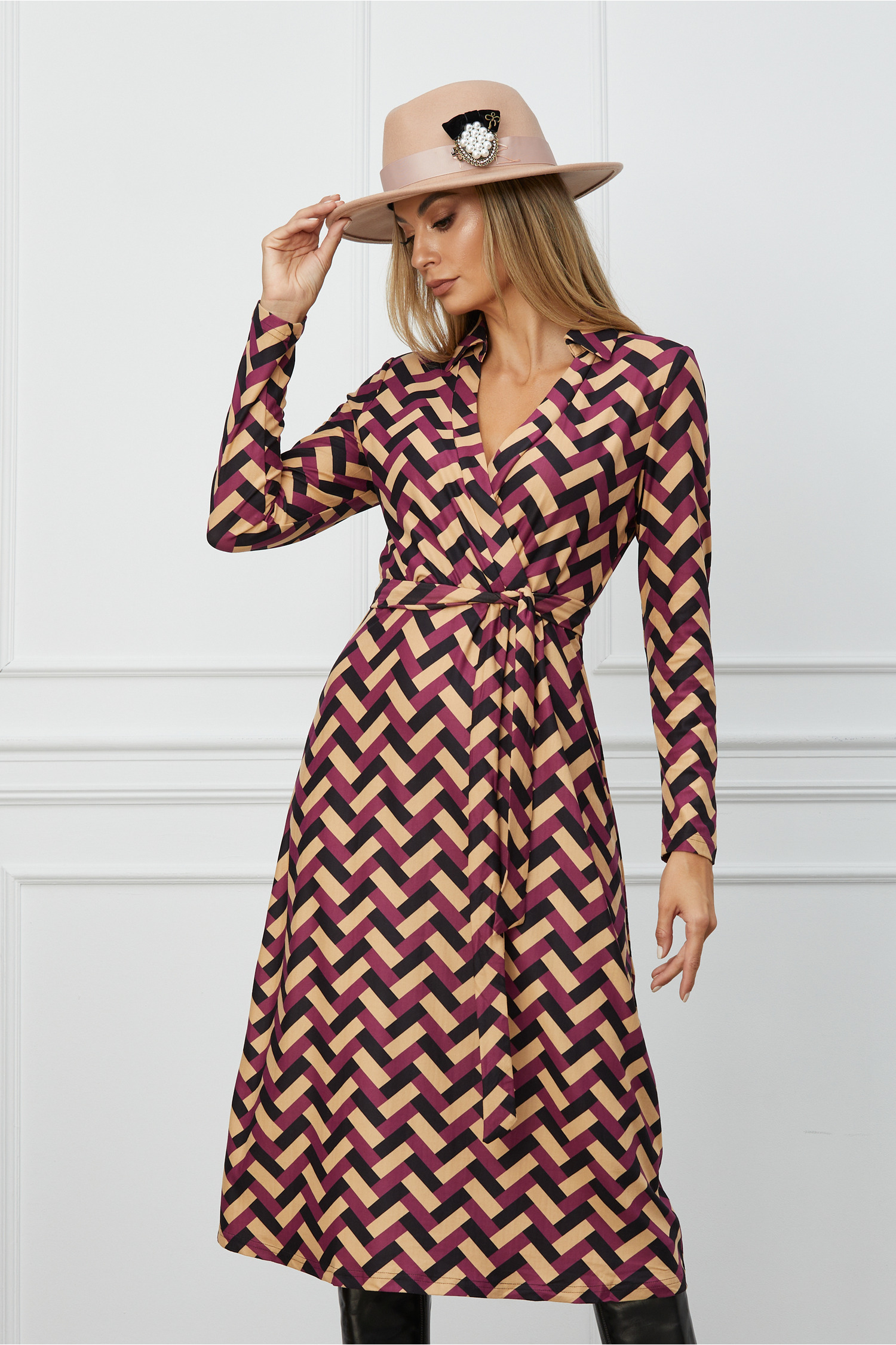 Rochie ramona bej cu imprimeuri magenta si cordon in talie