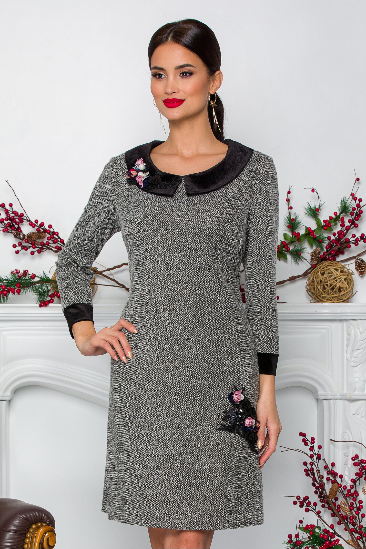 Rochie Ramona cu imprimeu alb negru si aplicatii florale