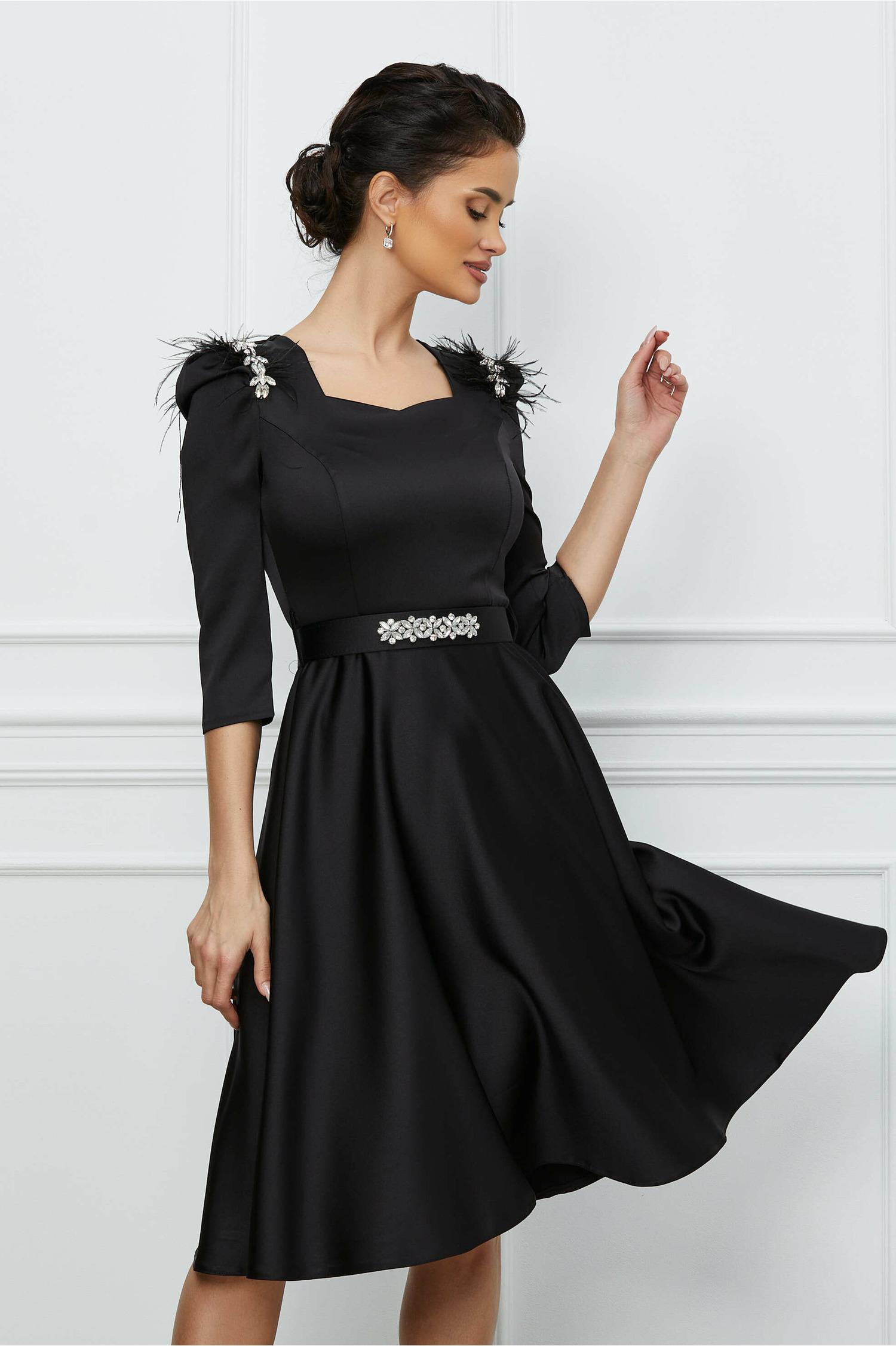 Rochie neagra cu strasuri pe umeri si curea