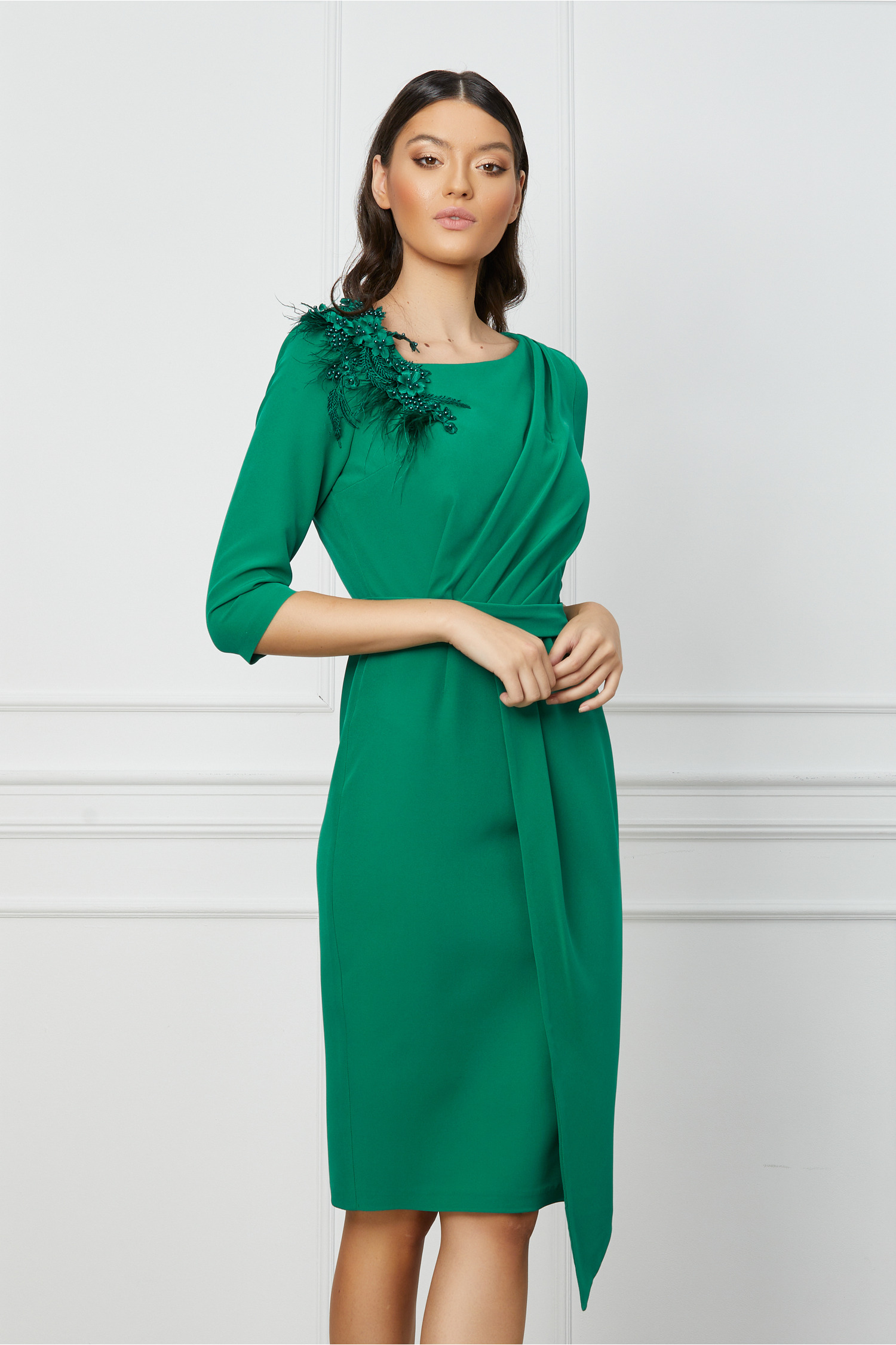 Rochie verde cu aplicatie florala maxi pe umar