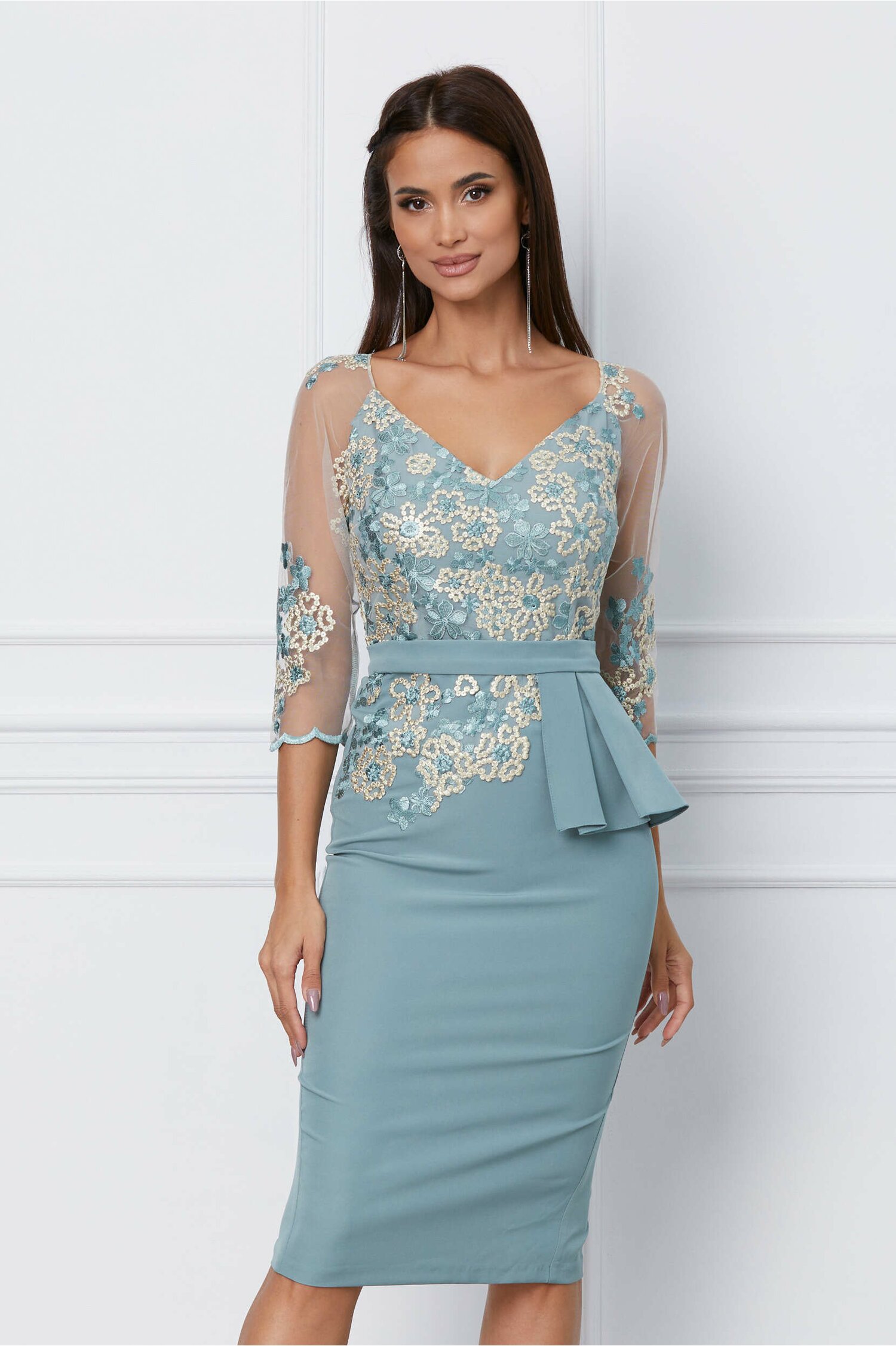 Rochie verde mint cu broderie la bust si peplum in talie