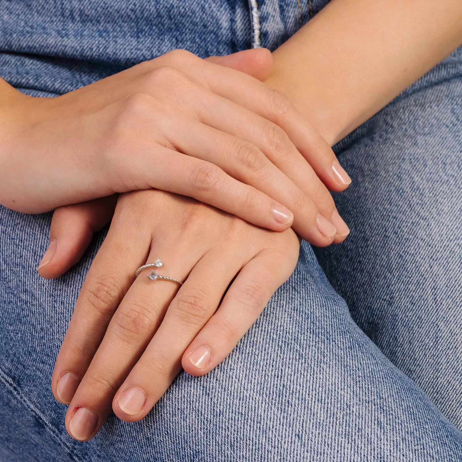 Жетілген түкті әйелдер төрт аяғында тұрады