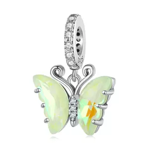 Талисман, изработен от сребърна елегантна светлозелена пеперуда