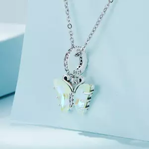 Талисман, изработен от сребърна елегантна светлозелена пеперуда