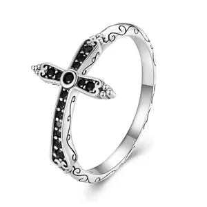 Черен кристален кръст сребърен пръстен