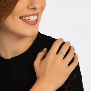 Állítható ezüst gyűrű levéllel és kristályokkal