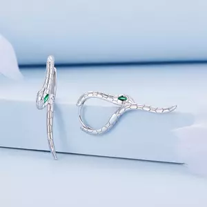 Ezüst fülbevaló hosszú kígyókristály