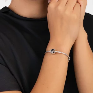 Ezüst talizmán C betűvel a történetből