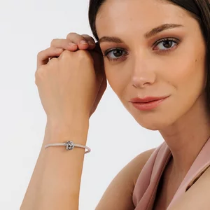 Ezüst talizmán D betűvel a történetből