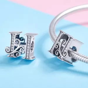 Ezüst talizmán H betűvel a történetből