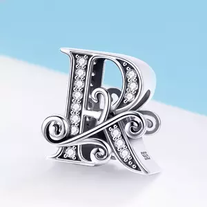 Ezüst talizmán R betűvel a történetből