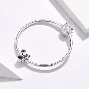 Szerelmes az V betűs ezüst talizmánba