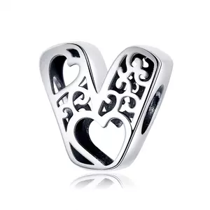 Szerelmes az V betűs ezüst talizmánba