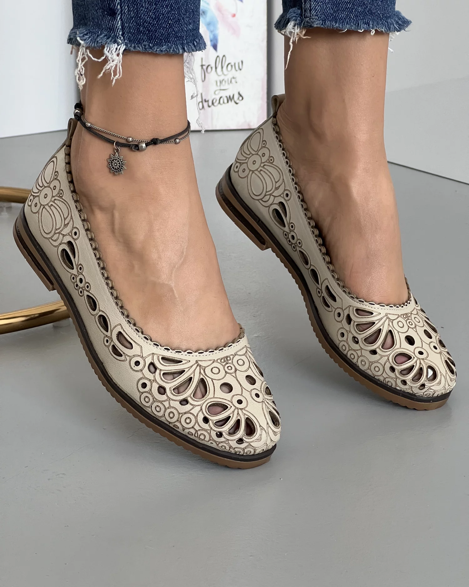 balerini-bej-piele-naturala-perforati-cu-model-floral-ak2025-24762-2.webp