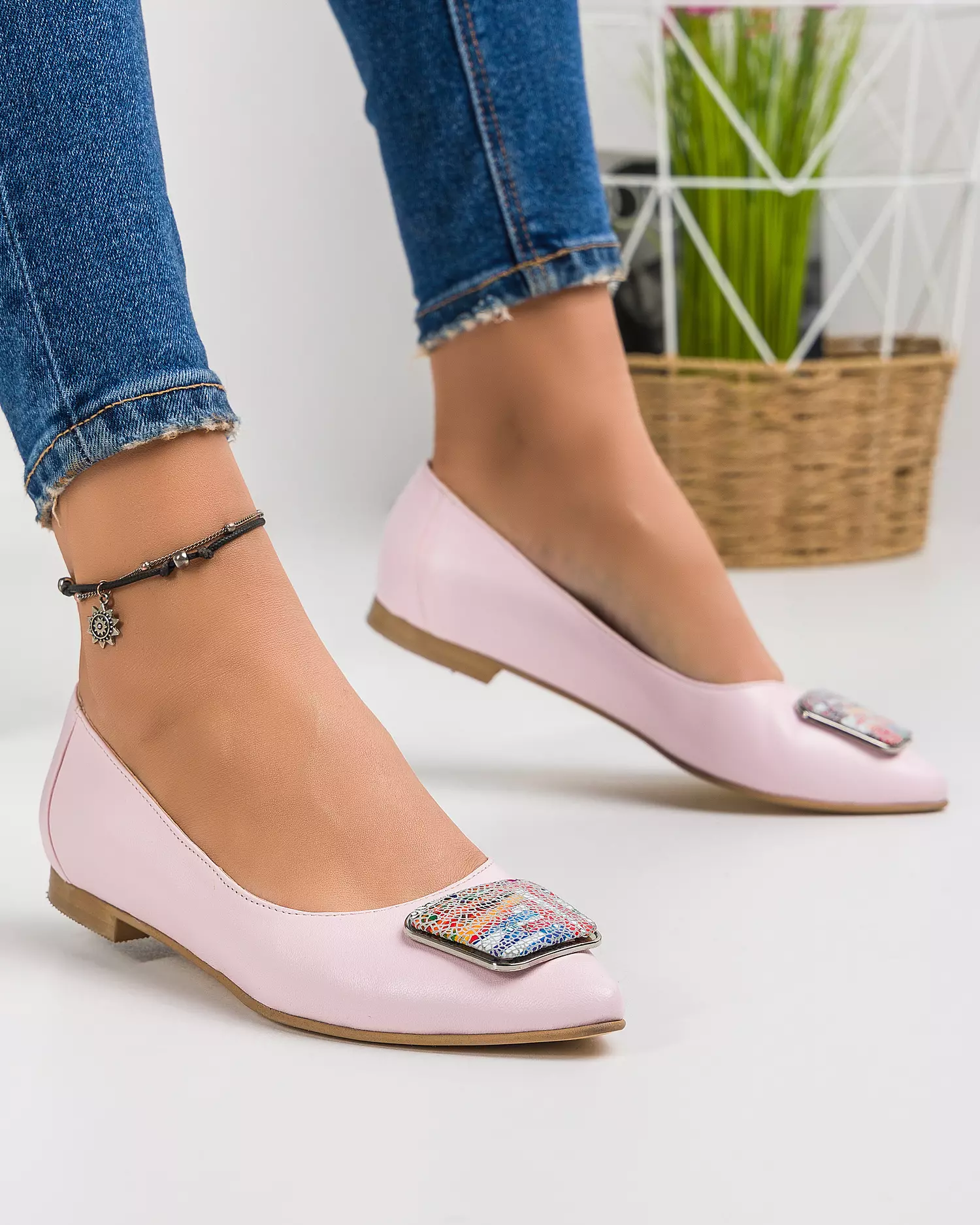 balerini-dama-din-piele-naturala-roz-deschis-cu-varf-ascutit-si-accesoriu-aplicat-wiz28-46287-2.webp