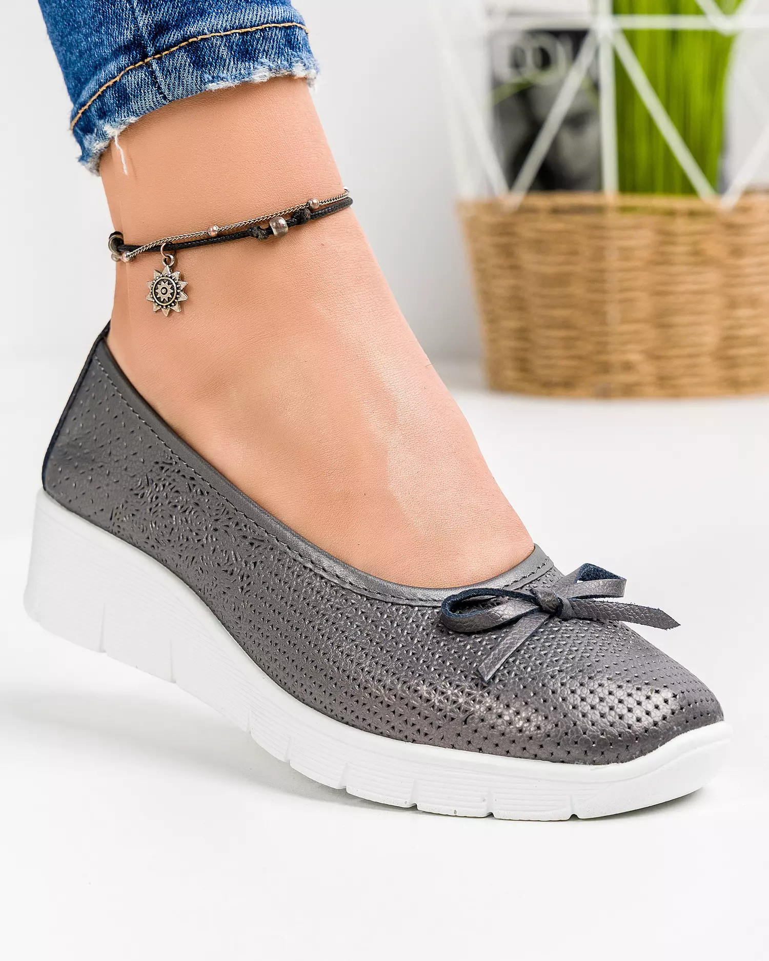 balerini-din-piele-naturala-perforati-cu-fundita-pewter-vk2018-02-44457-2.webp