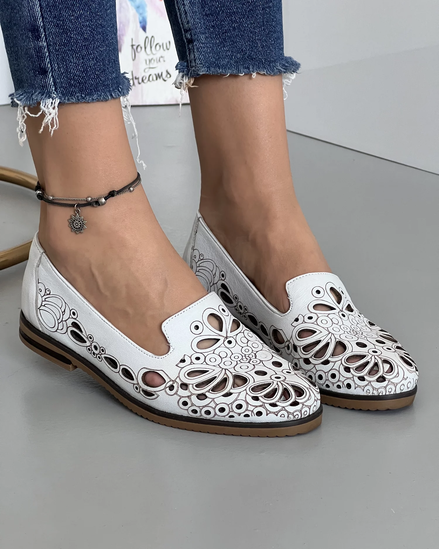balerini-perforati-piele-naturala-cu-model-floral-albi-ak2025-24843-2.webp