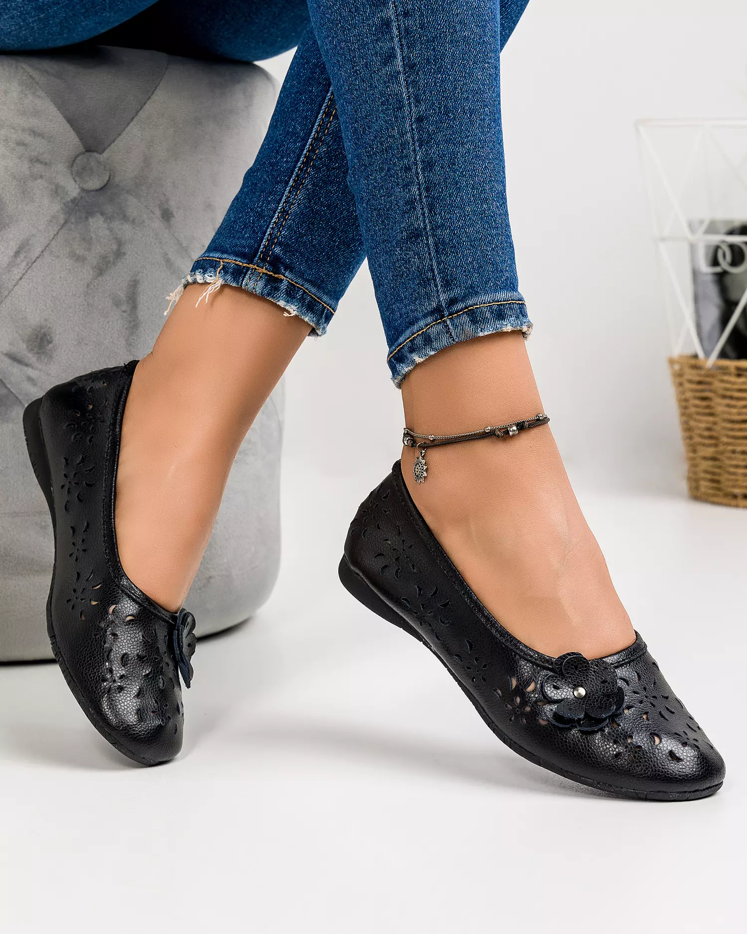 balerini-piele-naturala-cu-model-perforat-si-floare-aplicata-negri-vk2014-20-45789-2.webp