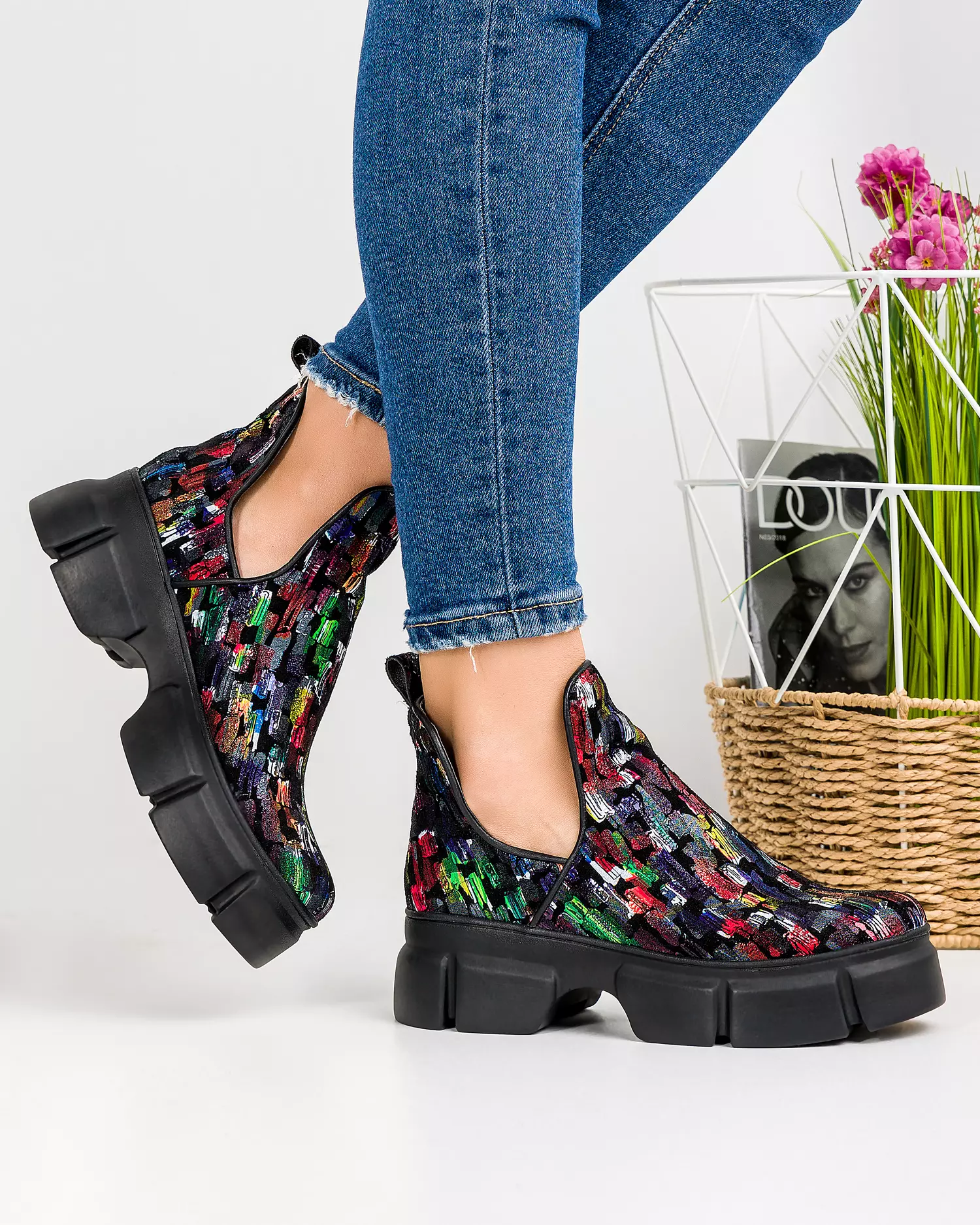 ghete-de-vara-piele-naturala-intoarsa-negre-cu-imprimeu-colorat-si-talpa-groasa-pol151-44796-2.webp