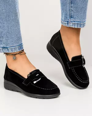 Mocasini dama piele naturala intoarsa negri cu accesoriu metalic JY3151
