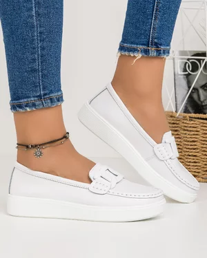Mocasini Piele Naturala Albi Cu Accesoriu AW401