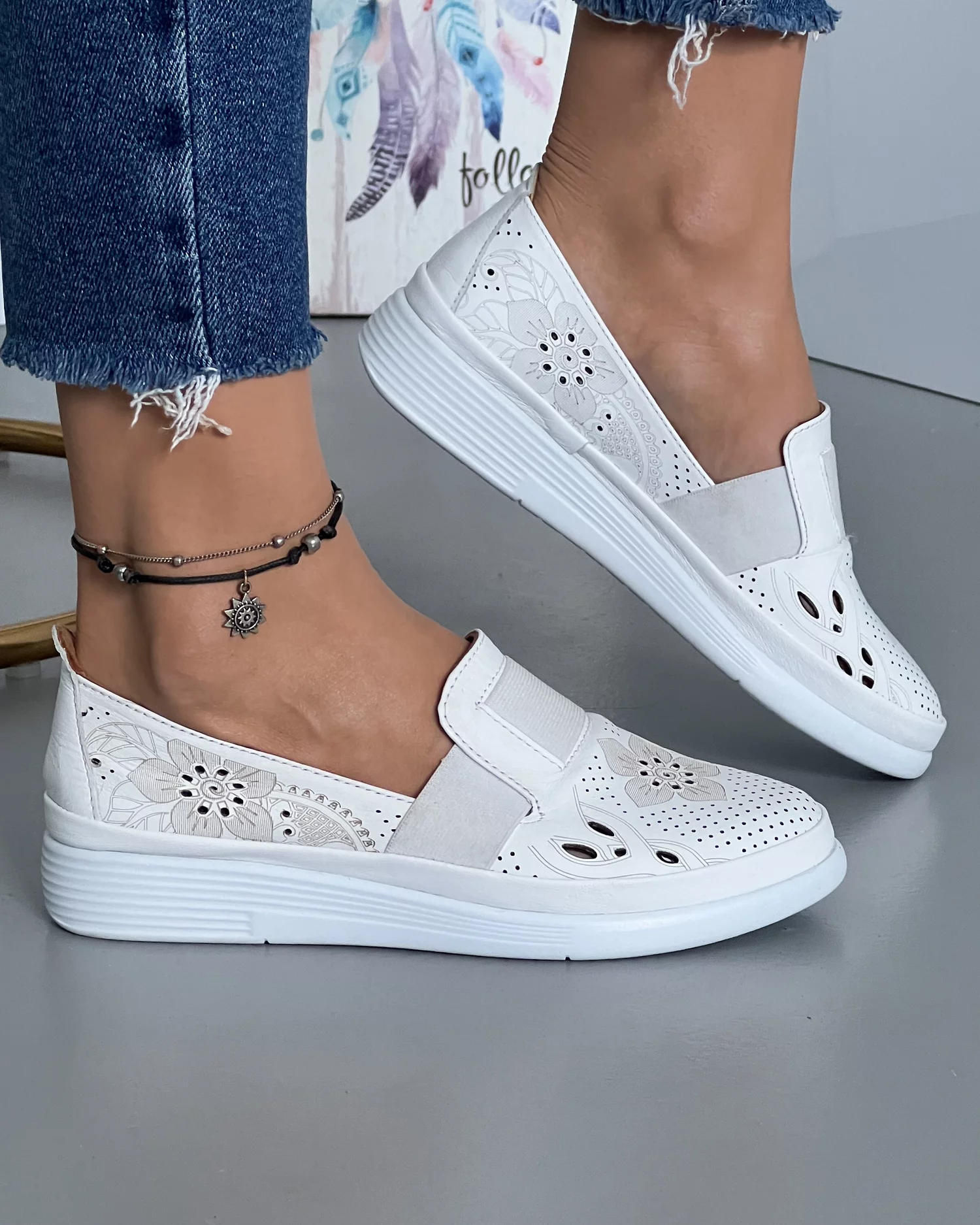 pantofi-albi-casual-de-dama-cu-elastic-perforatii-si-motive-florale-piele-naturala-aka02-22608-2.webp