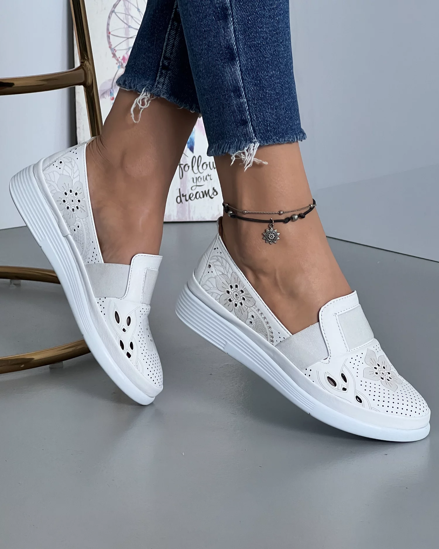 pantofi-albi-casual-de-dama-cu-elastic-perforatii-si-motive-florale-piele-naturala-aka02-22611-2.webp