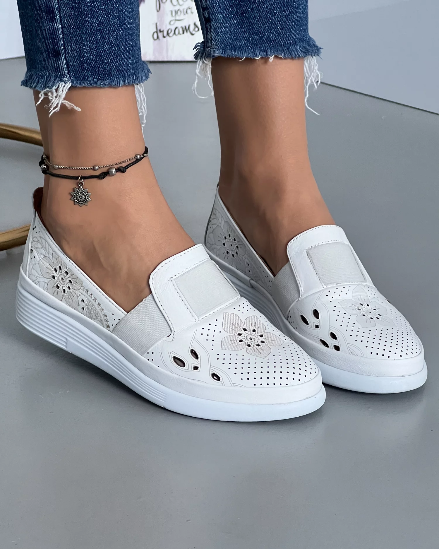 pantofi-albi-casual-de-dama-cu-elastic-perforatii-si-motive-florale-piele-naturala-aka02-22617-2.webp