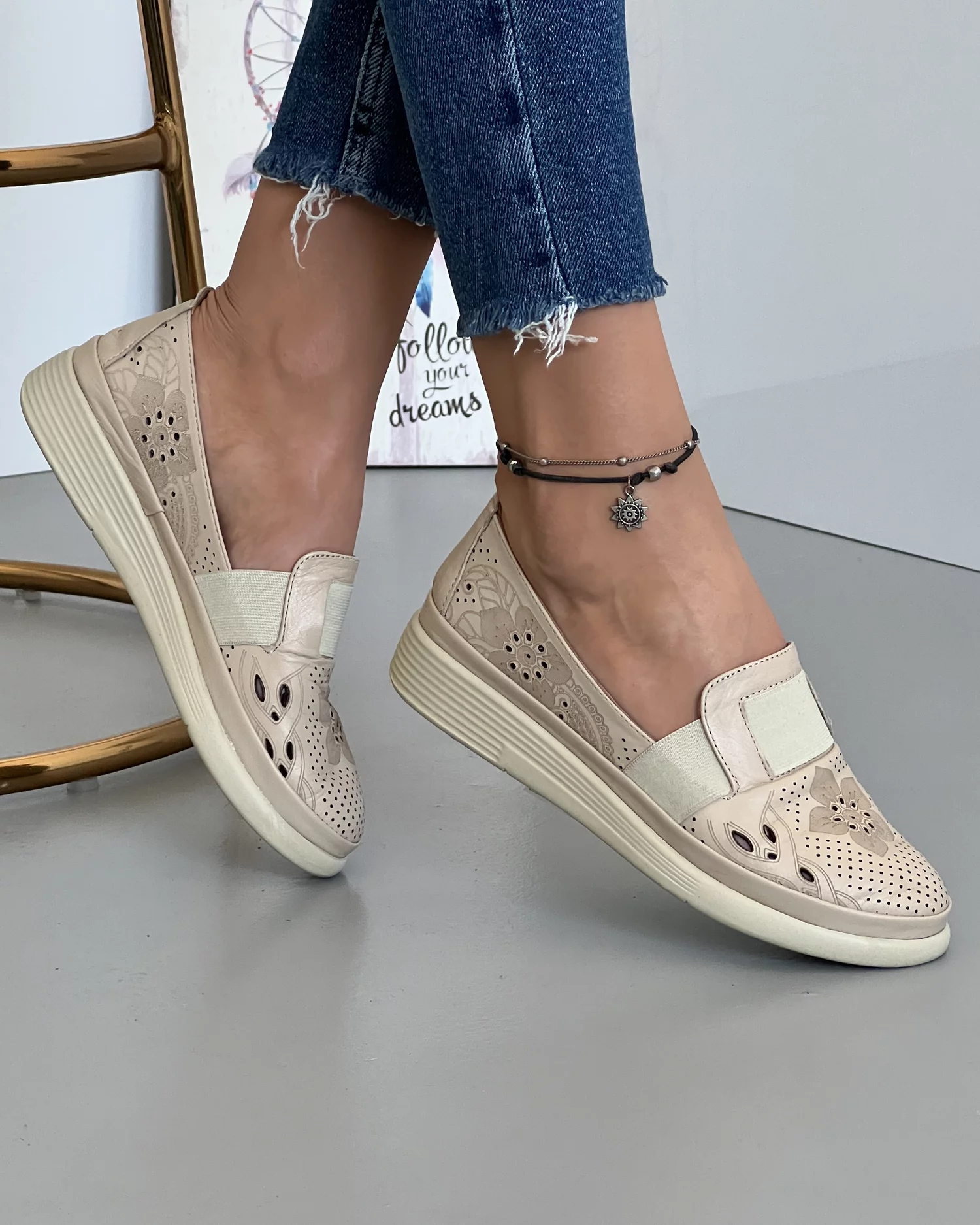 pantofi-bej-casual-de-dama-cu-elastic-perforatii-si-motive-florale-piele-naturala-aka02-22536-2.webp