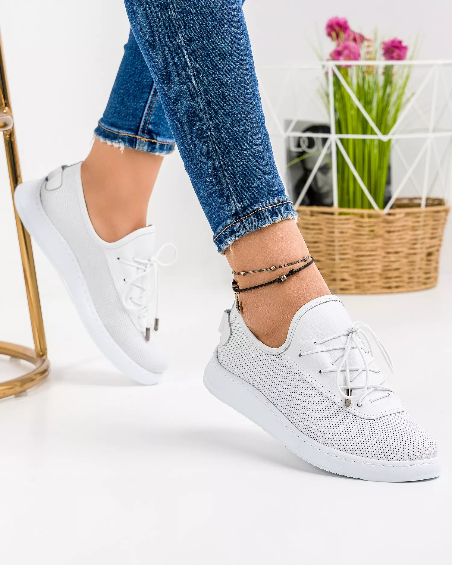 pantofi-casual-dama-piele-naturala-albi-cu-talpa-flexibila-si-perforatii-akd23039-45237-2.webp