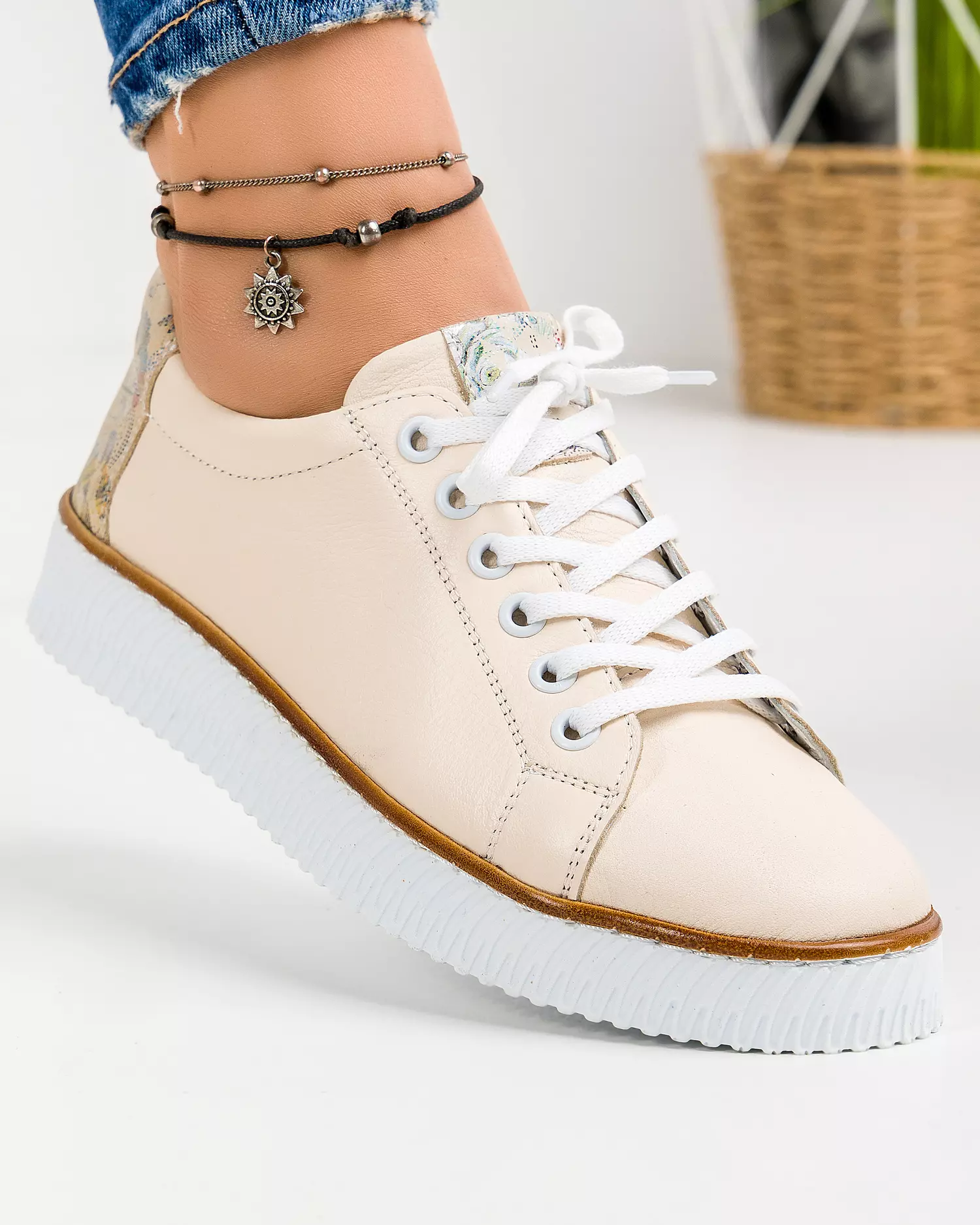 pantofi-casual-dama-piele-naturala-bej-cu-model-floral-la-calcai-si-inchidere-cu-siret-akd23145-45117-2.webp