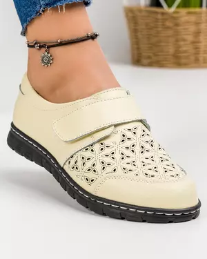 Pantofi casual dama piele naturala bej cu perforatii florale si inchidere scai T-3023