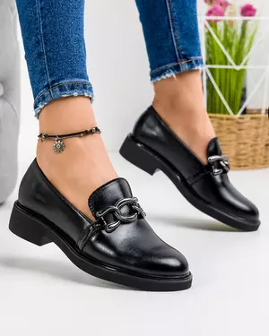 Pantofi casual de dama din piele naturala lucioasa negri cu accesoriu metalic PC823