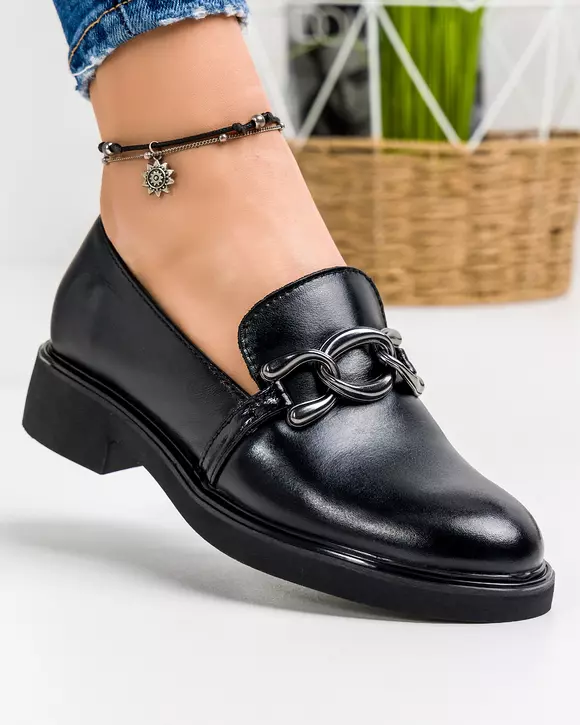 Pantofi casual de dama din piele naturala lucioasa negri cu accesoriu metalic PC823