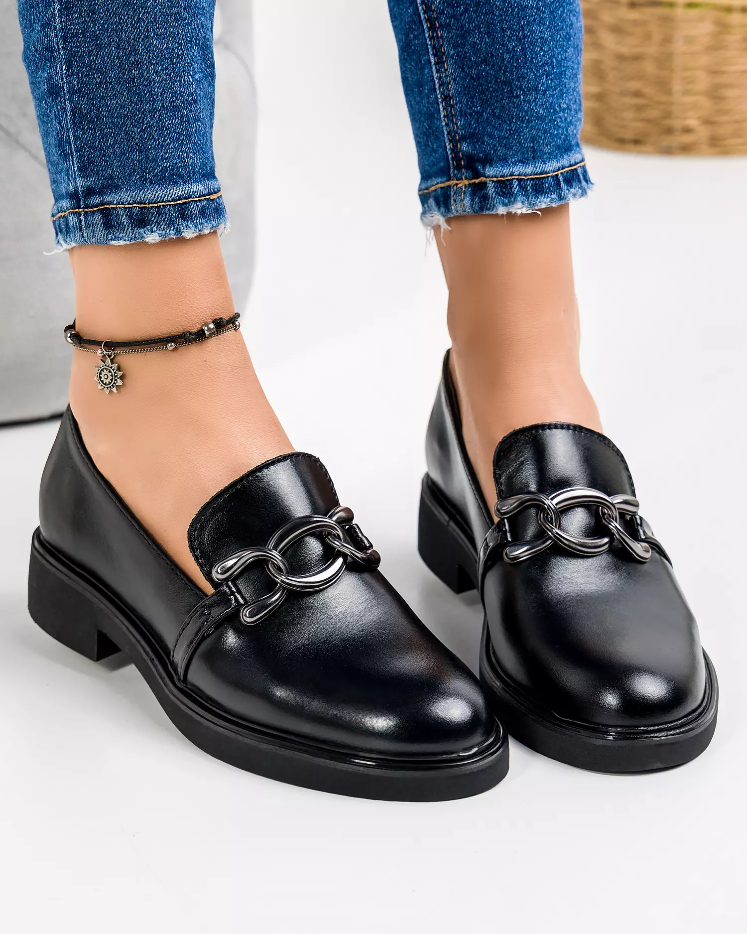 pantofi-casual-de-dama-din-piele-naturala-lucioasa-negri-cu-accesoriu-metalic-pc823-44232-2.webp