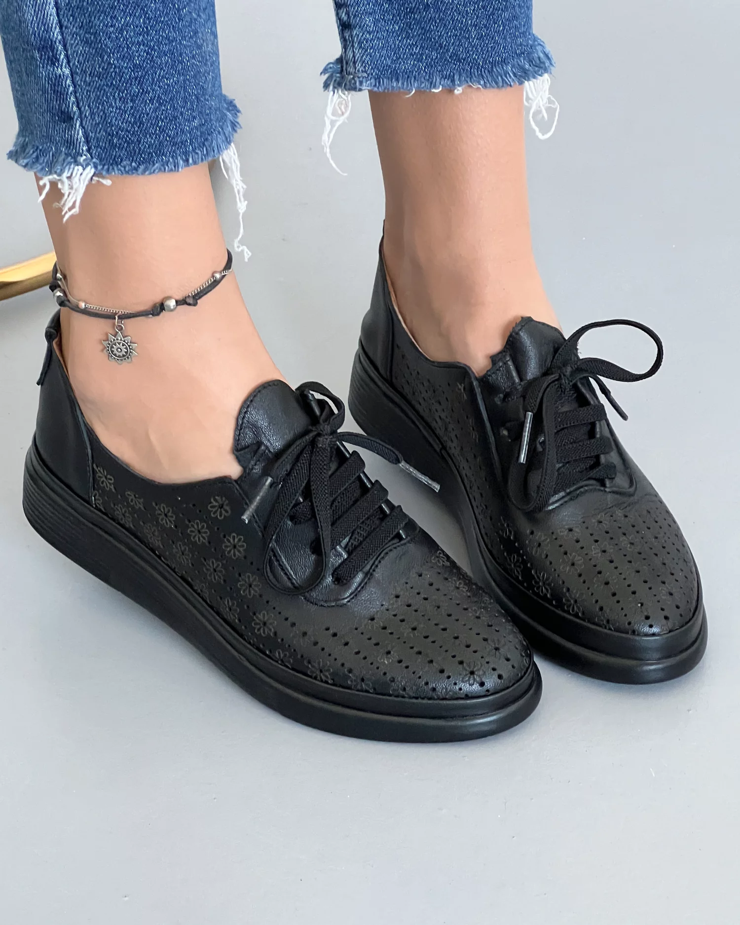 pantofi-casual-piele-naturala-cu-model-floral-perforat-negri-akd03-22329-2.webp